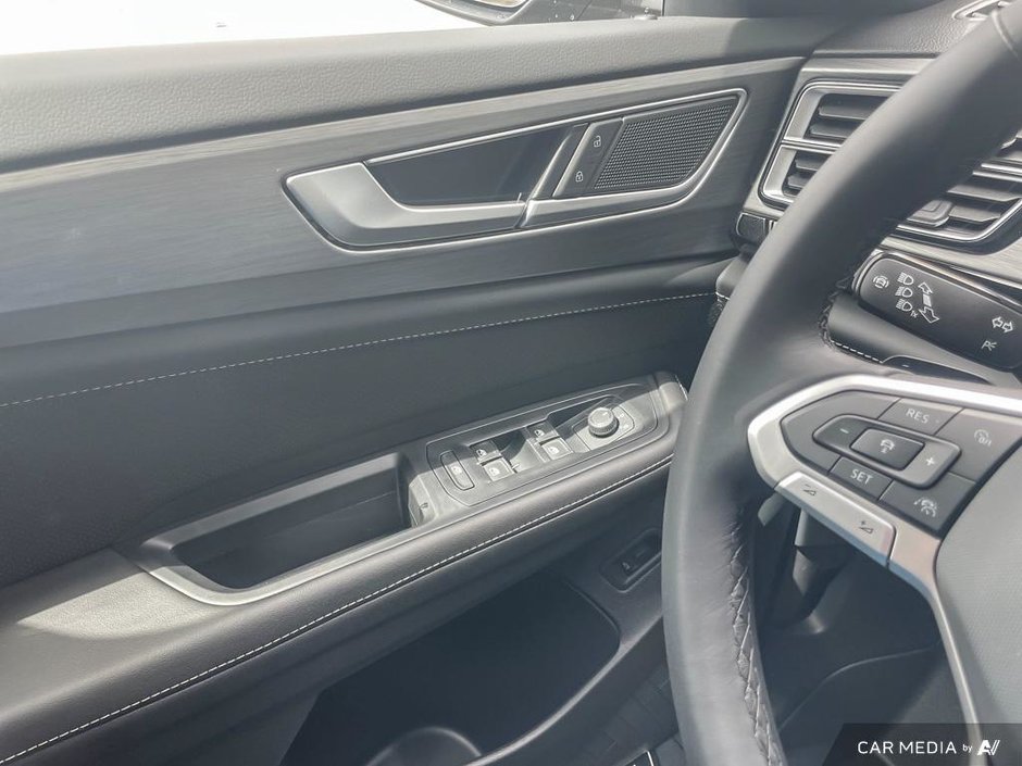 2025 Volkswagen Atlas Cross Sport Comfortline R-Line Black Edition-16