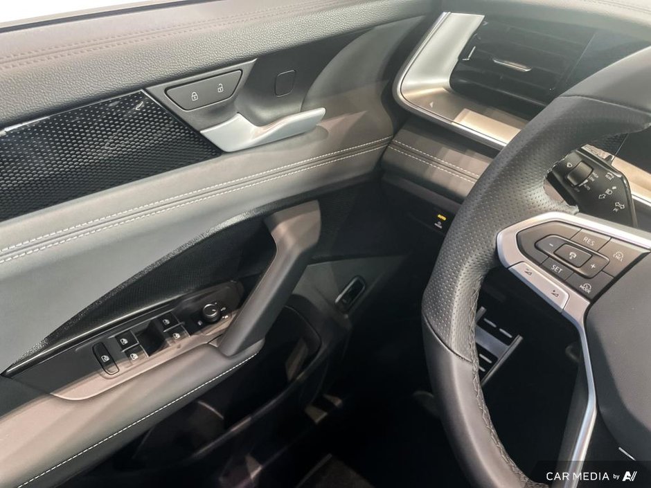 2025 Volkswagen Tiguan Comfortline R-Line Black Edition-16