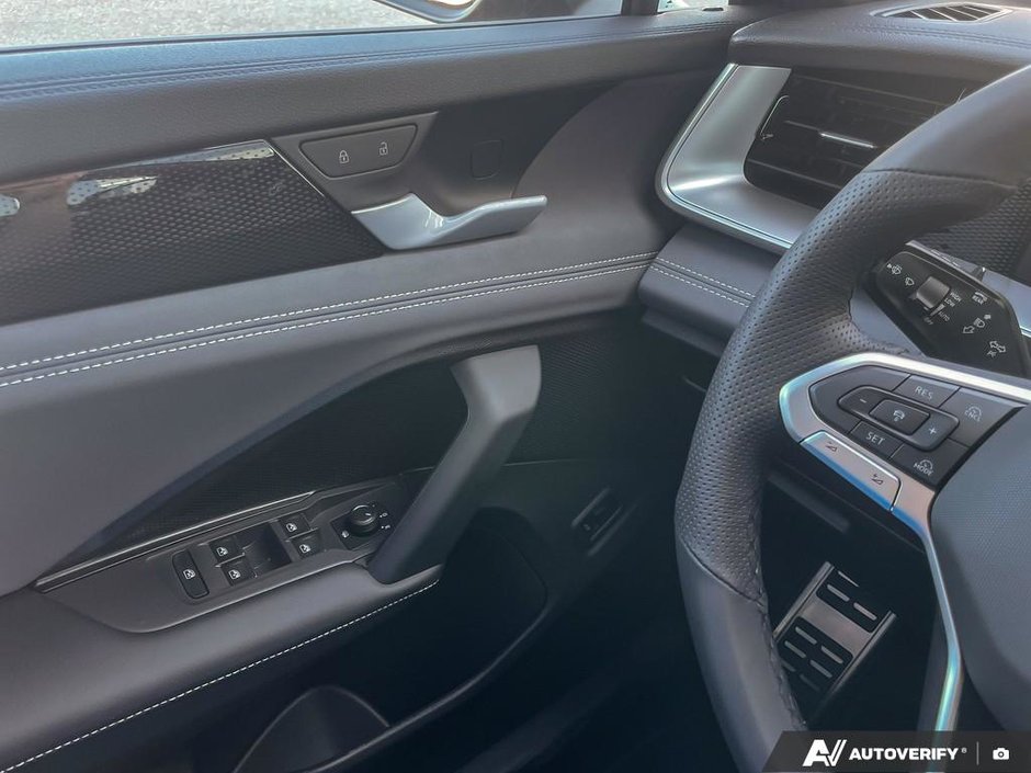 2025 Volkswagen Tiguan Comfortline R-Line Black Edition-16