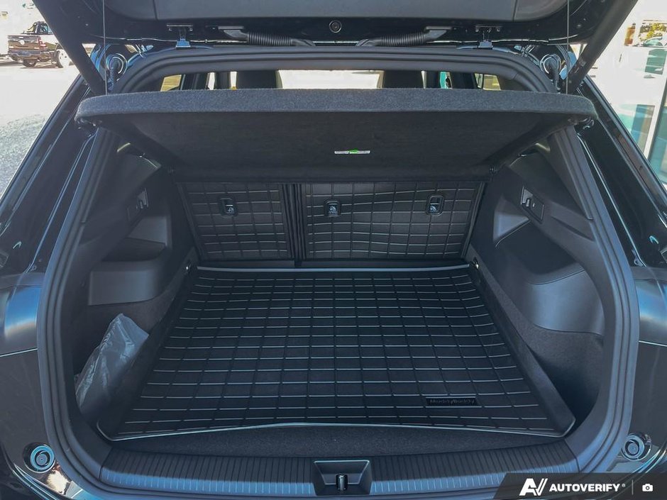 2025 Volkswagen Tiguan Comfortline R-Line Black Edition-11