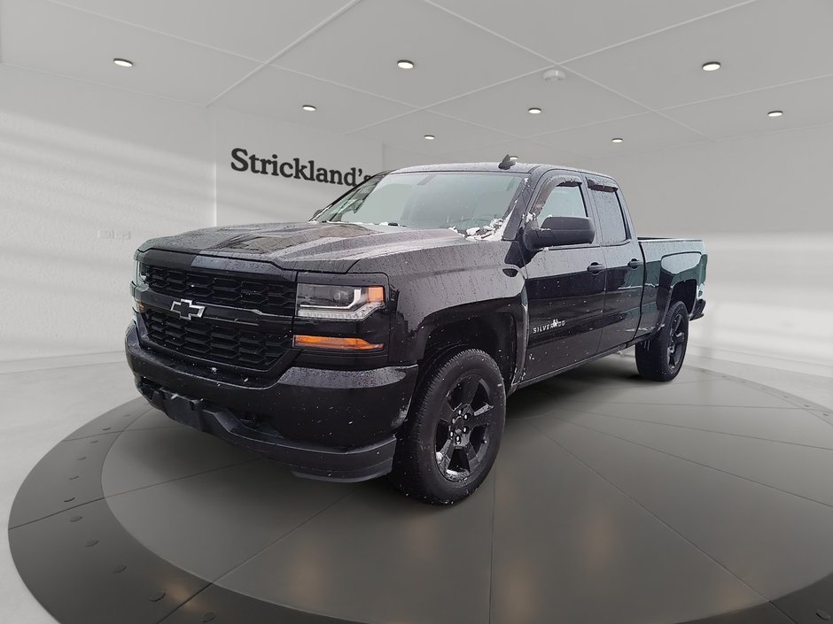 2017  Silverado 1500 Double 4x4 Custom / Standard Box in Stratford, Ontario