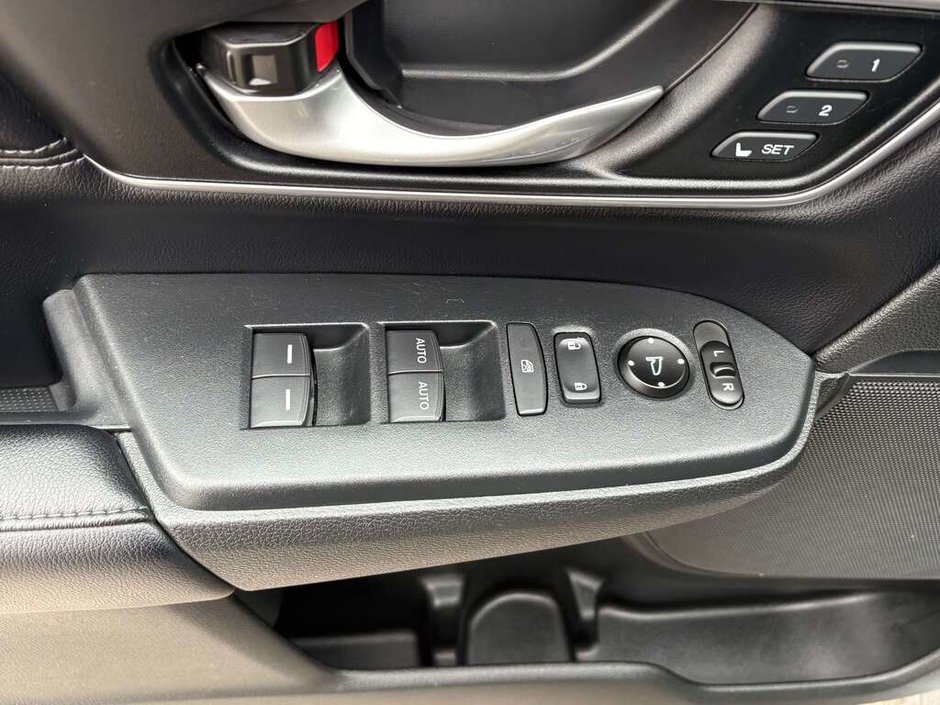 2018 Honda CR-V TOURING ONE OWNER | LOW MILEAGE | CLEAN CARFAX | LEATHER | SUNROOF | HEATED SEATS | HEATED STEERING WHEEL |