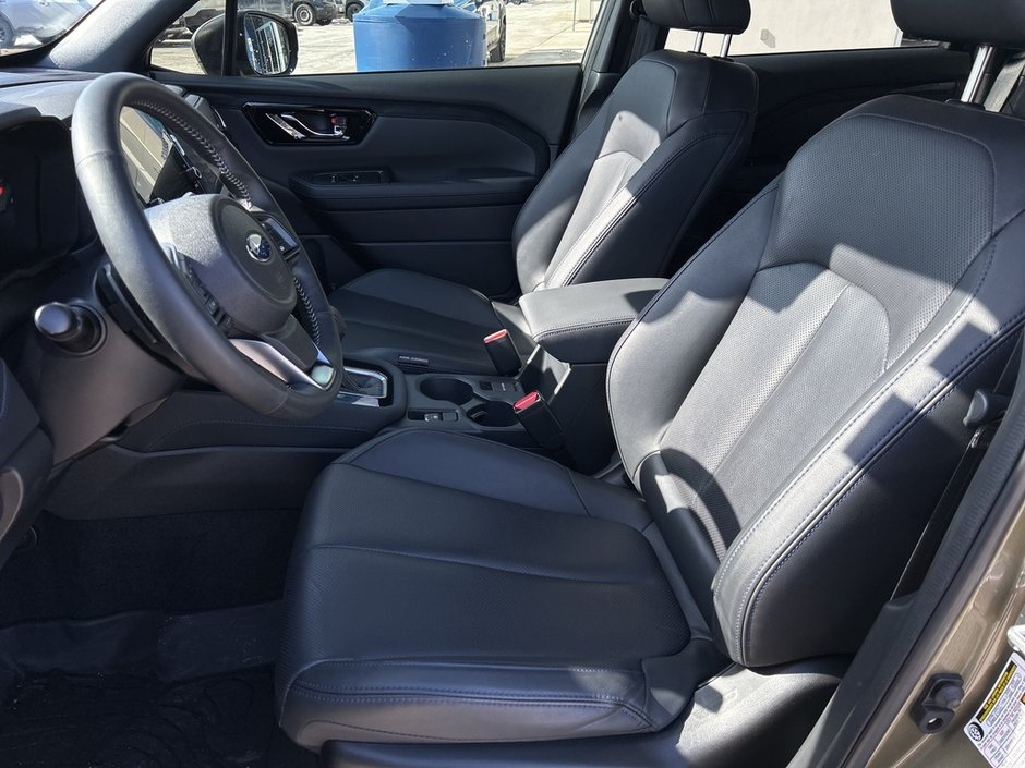 2025 Subaru FORESTER LIMITED ONE OWNER | CLEAN CARFAX | FULL DEALER SERVICE | AWD