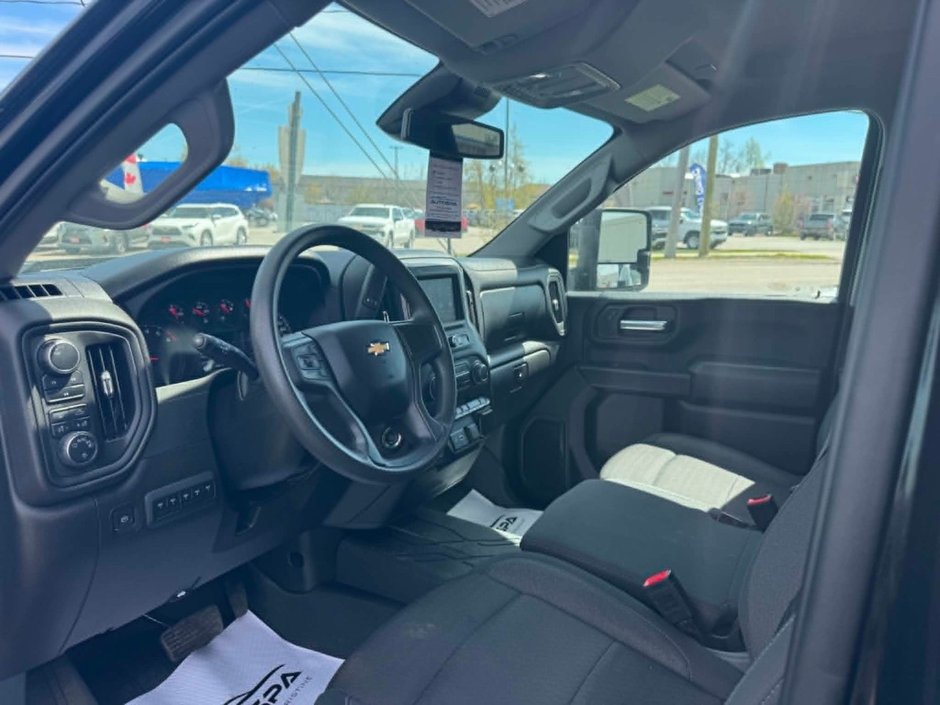 2024 Chevrolet SILVERADO 2500HD CUSTOM | BED CAP | 2 SET OF TIRES | 2500 | 6.6L V8 | CLEAN CARFAX | APPLE CARPLAY AND ANDROID AUTO |