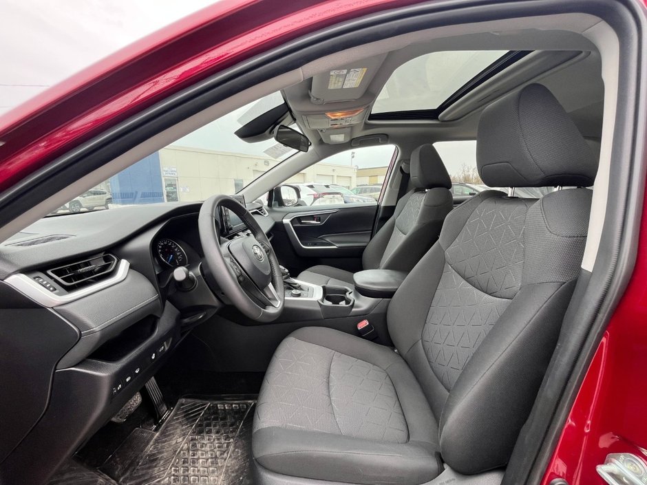 2020 Toyota RAV4 HYBRID XLE | LOW KMS | HEATED SEATS & STEERING WHEEL | HYBRID | ADAPTIVE CRUISE CONTROL | NAVIGATION |