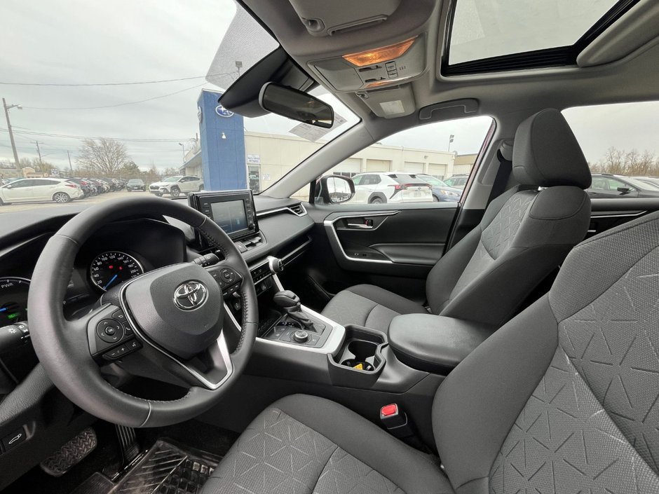 2020 Toyota RAV4 HYBRID XLE | LOW KMS | HEATED SEATS & STEERING WHEEL | HYBRID | ADAPTIVE CRUISE CONTROL | NAVIGATION |