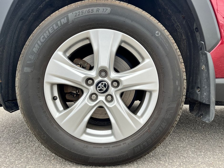 2020 Toyota RAV4 HYBRID XLE | LOW KMS | HEATED SEATS & STEERING WHEEL | HYBRID | ADAPTIVE CRUISE CONTROL | NAVIGATION |