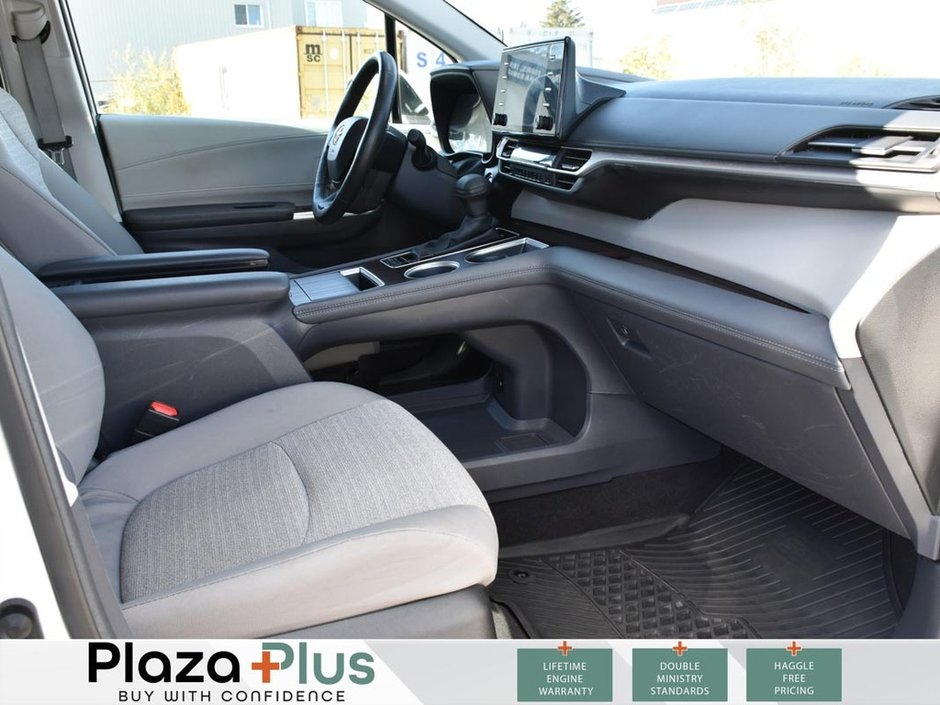 2024 Toyota SIENNA LE-17