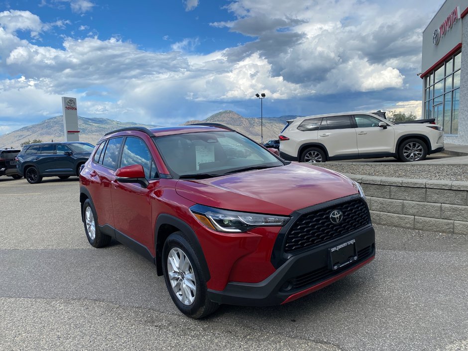 2023 Toyota Corolla Cross LE Premium in Kamloops, British Columbia - w940px