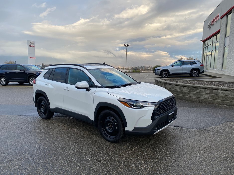 2024 Toyota Corolla Cross LE Premium in Kamloops, British Columbia - w940px