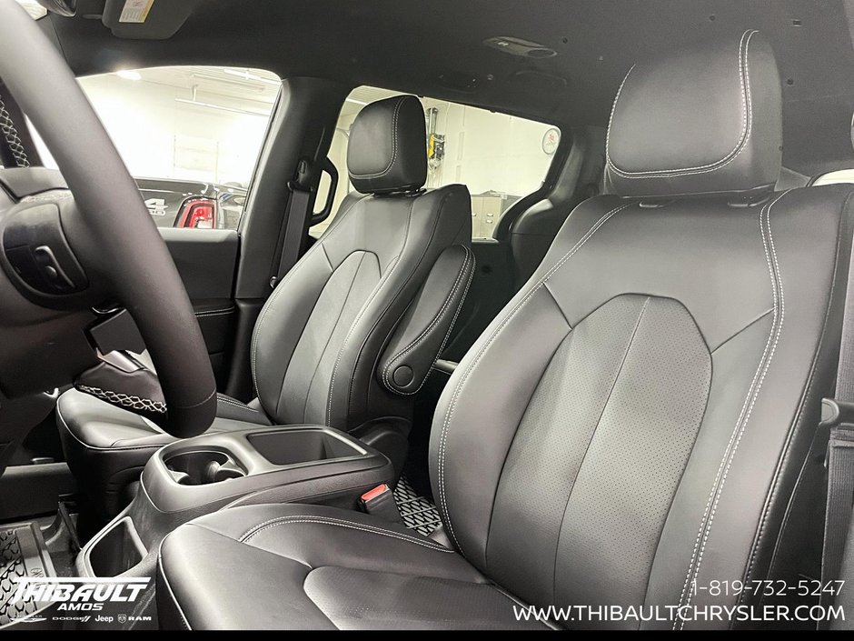 2026 Chrysler Pacifica SELECT AWD