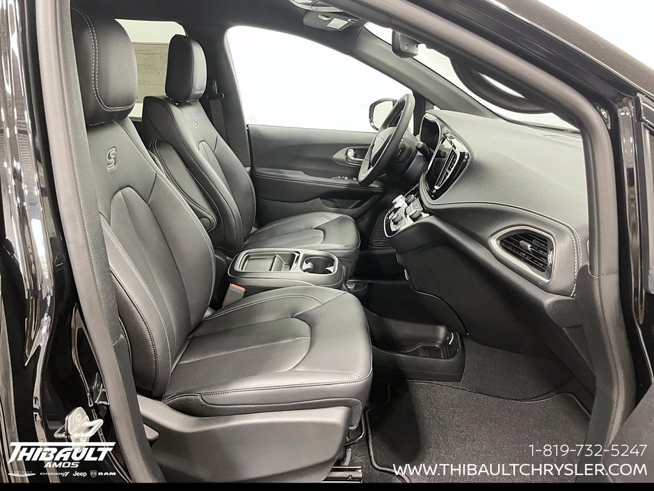 2027 Chrysler Pacifica SELECT AWD