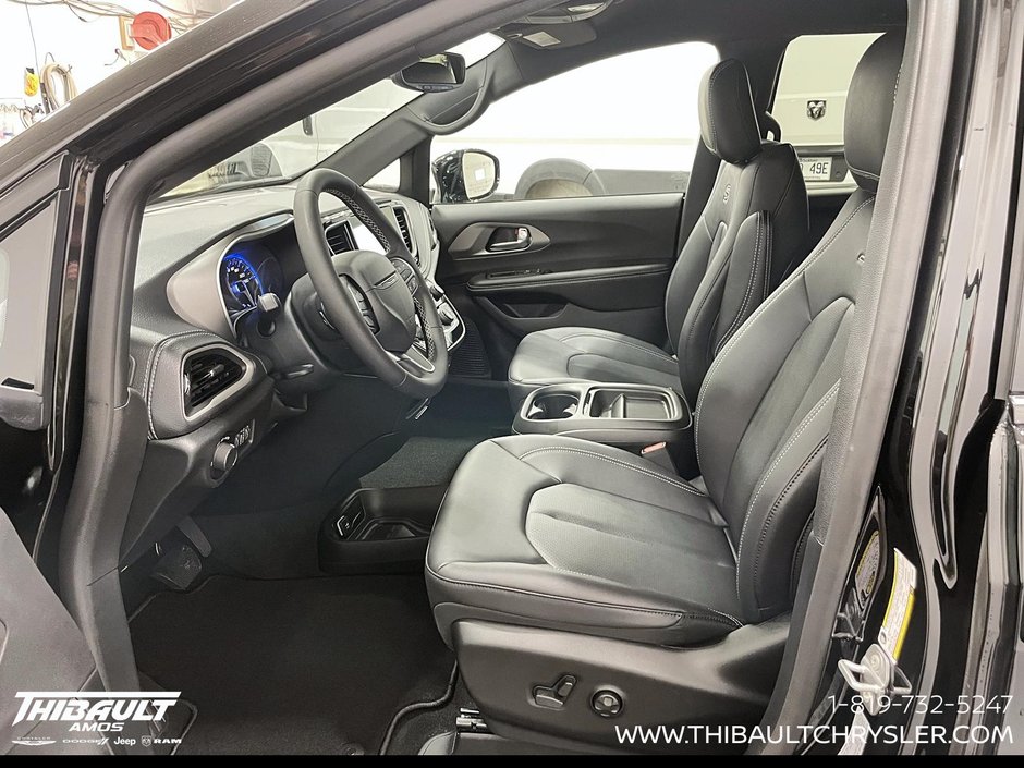 2027 Chrysler Pacifica SELECT AWD