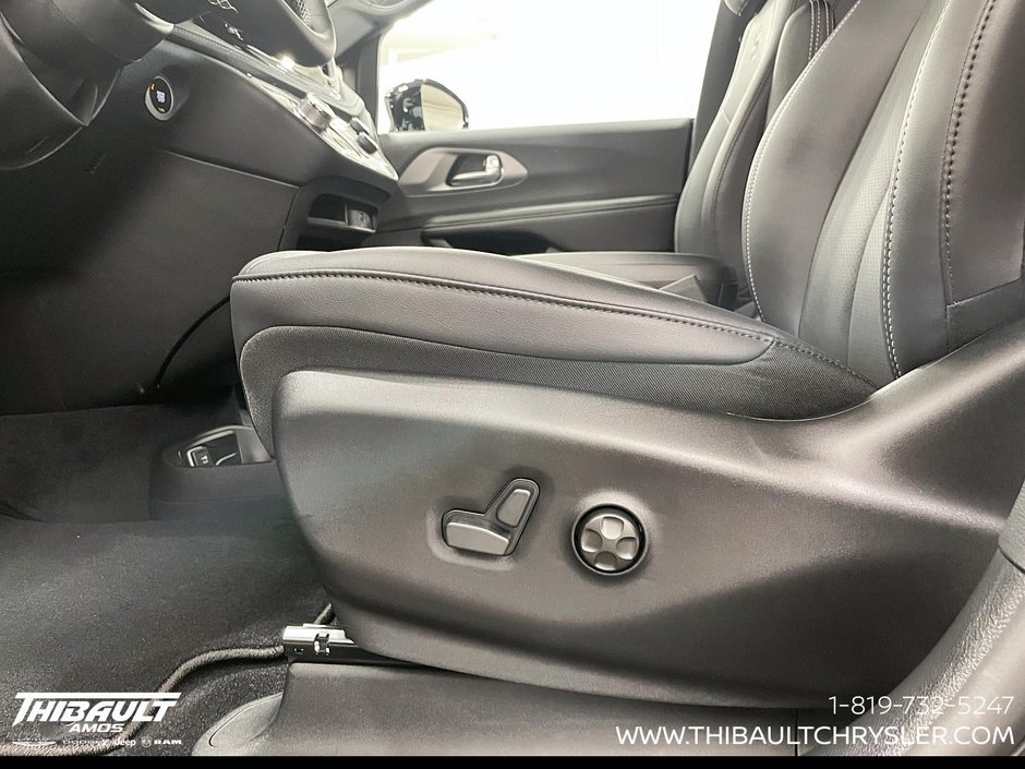 2027 Chrysler Pacifica SELECT AWD