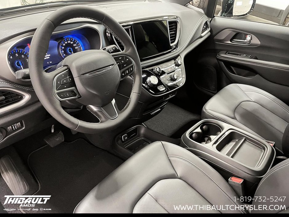 2027 Chrysler Pacifica SELECT AWD