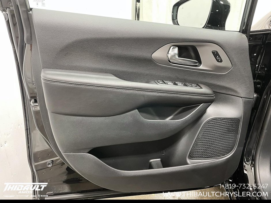 2027 Chrysler Pacifica SELECT AWD