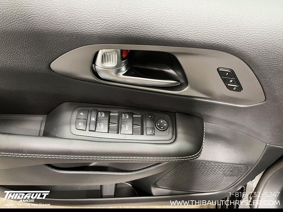 2027 Chrysler Pacifica SELECT AWD