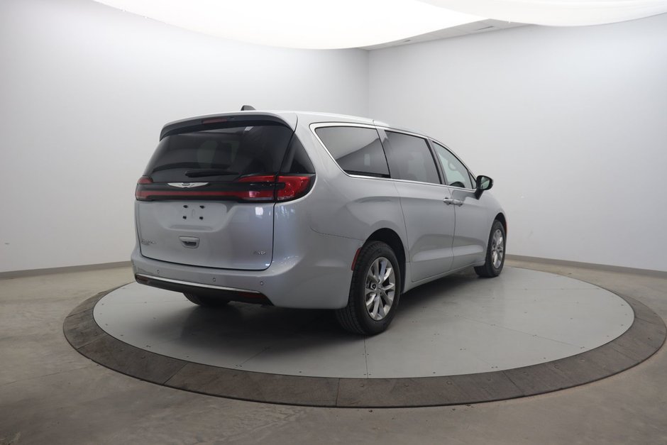 Chrysler Pacifica Touring L 2023-3