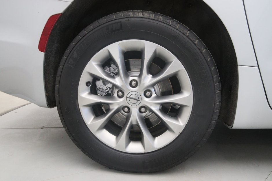 Chrysler Pacifica Touring L 2023-16
