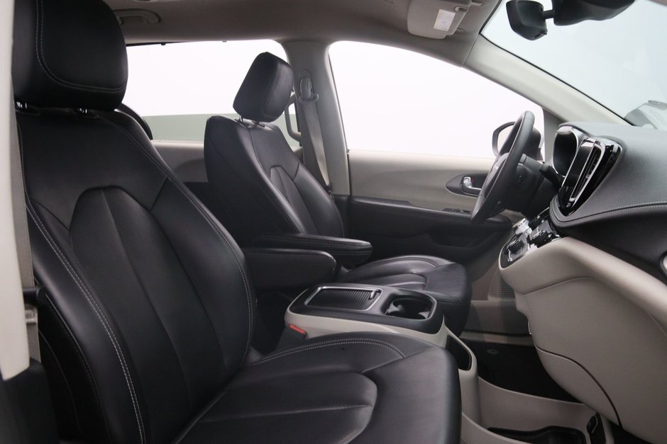 Chrysler Pacifica Touring L 2023-15