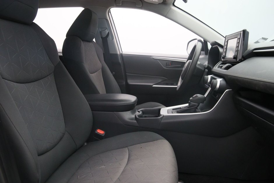 Toyota RAV4 LE 2020-15