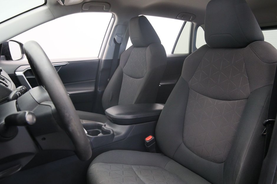 Toyota RAV4 LE 2020-5
