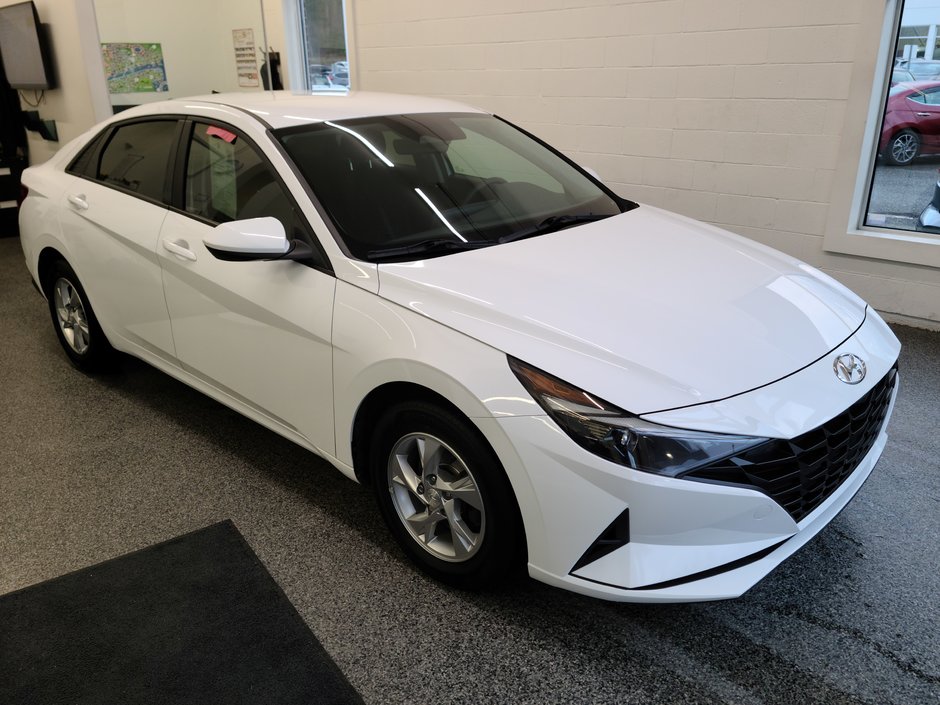 2023  Elantra Essential in Magog, Quebec