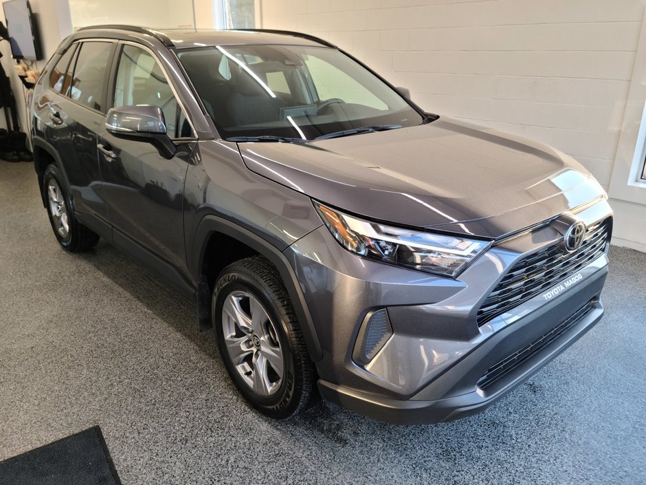 2022  RAV4 XLE AWD, TOIT, MAGS, in Magog, Quebec