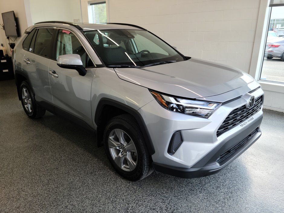 RAV4 XLE AWD, TOIT, MAGS, 2023 à Magog, Québec