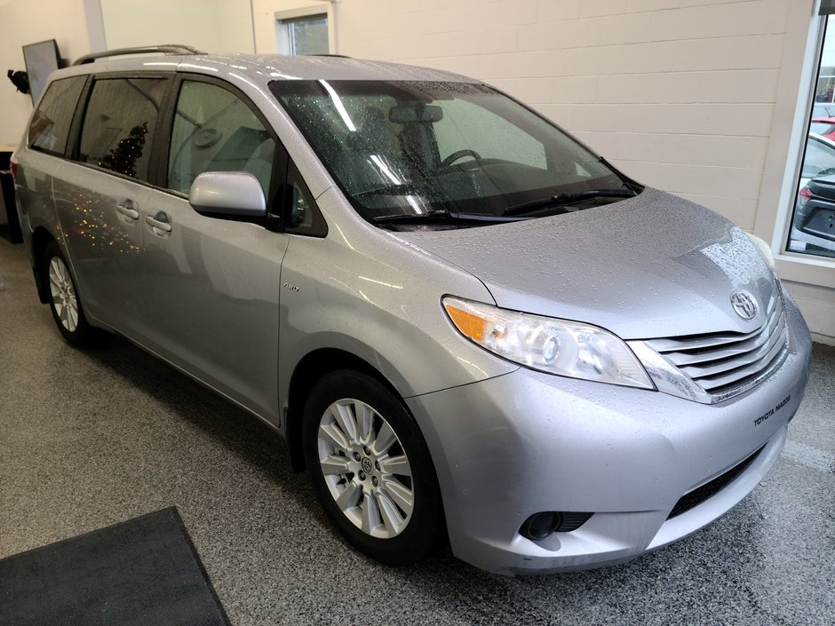 2017  Sienna LE AWD in Magog, Quebec