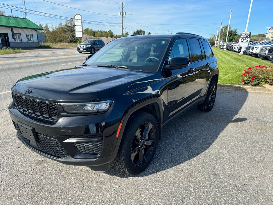 2023 Jeep Grand CherokeeAltitude in Sturgeon Falls, Ontario - w940px