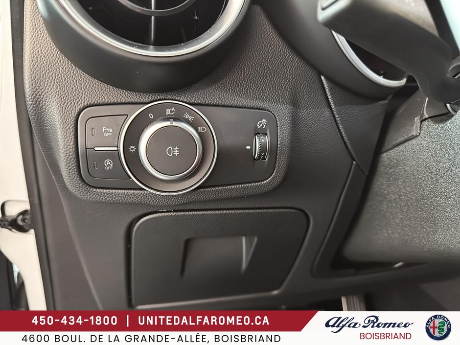 Alfa Romeo Stelvio  2025-17