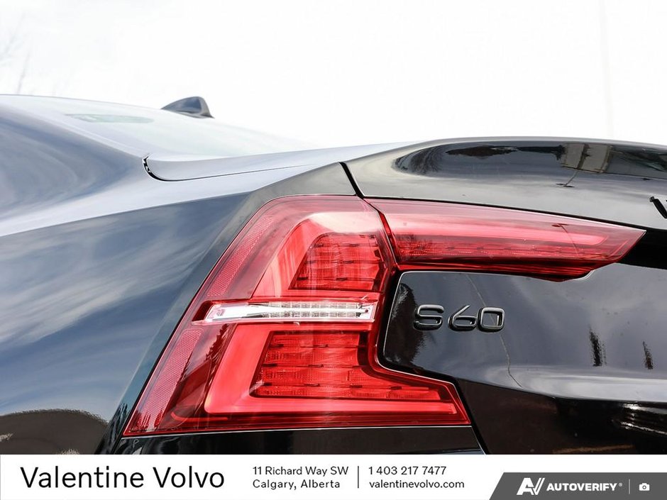 2025 Volvo S60 Plug-In Hybrid Ultra Black Edition-11