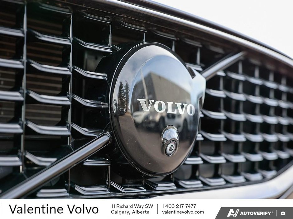 2025 Volvo S60 Plug-In Hybrid Ultra Black Edition-8