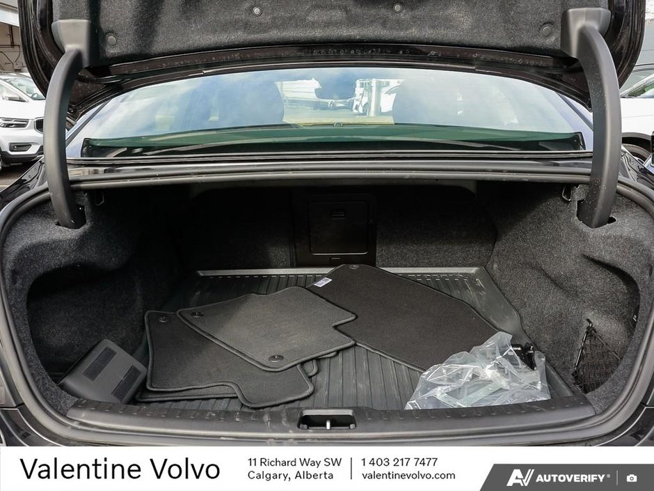 2025 Volvo S60 Plug-In Hybrid Ultra Black Edition-10