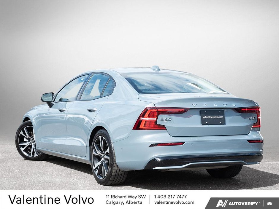2024 Volvo S60 Plus Dark Theme-3