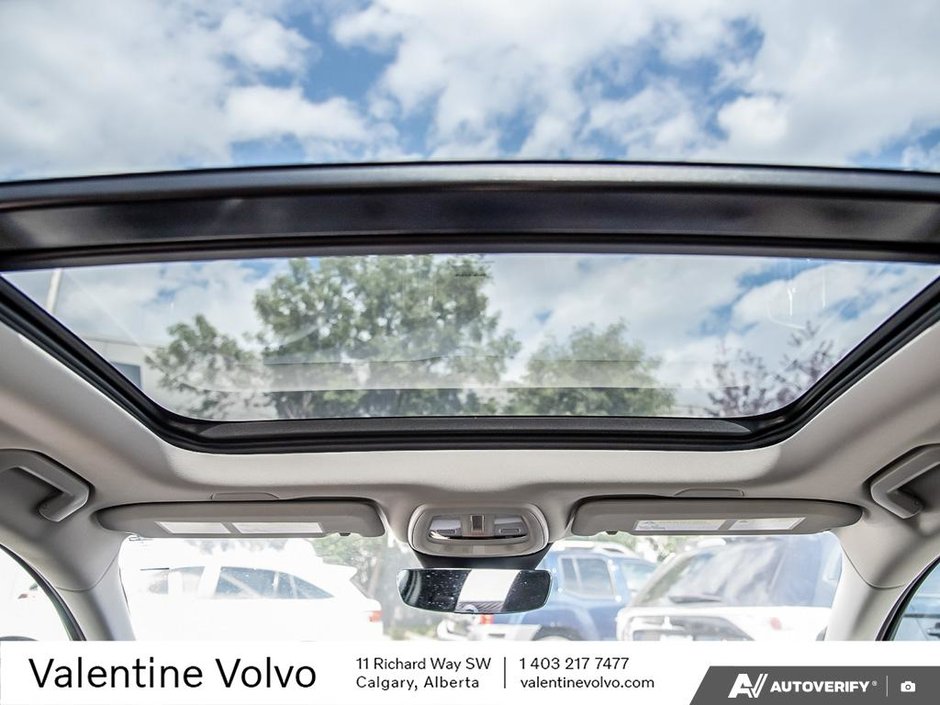 2024 Volvo S60 Plus Dark Theme-25