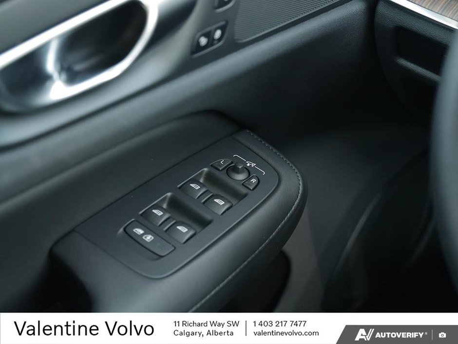 2024 Volvo S60 Plus Dark Theme-16