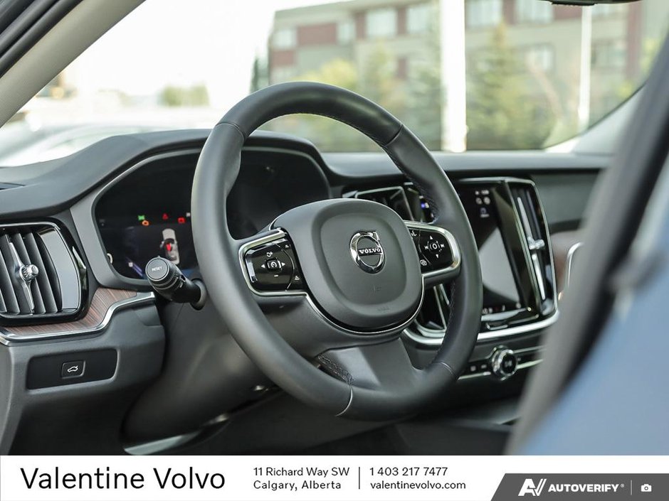 2024 Volvo S60 Plus Dark Theme-12