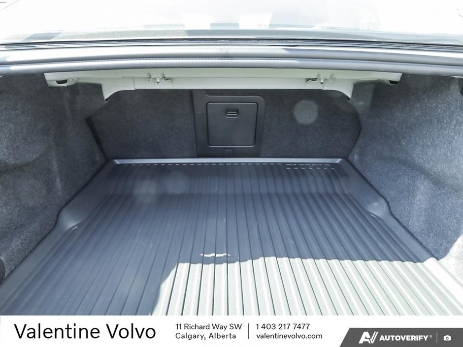 2024 Volvo S60 Plus Dark Theme-10