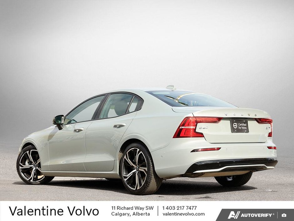 2024 Volvo S60 Plus Dark Theme-3
