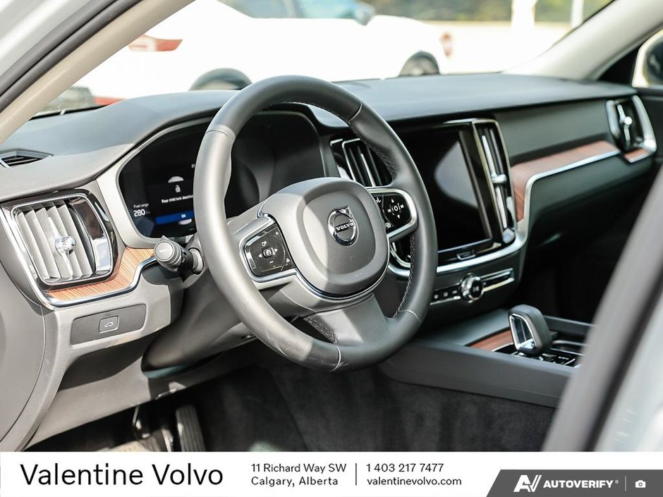 2024 Volvo S60 Plus Dark Theme-12