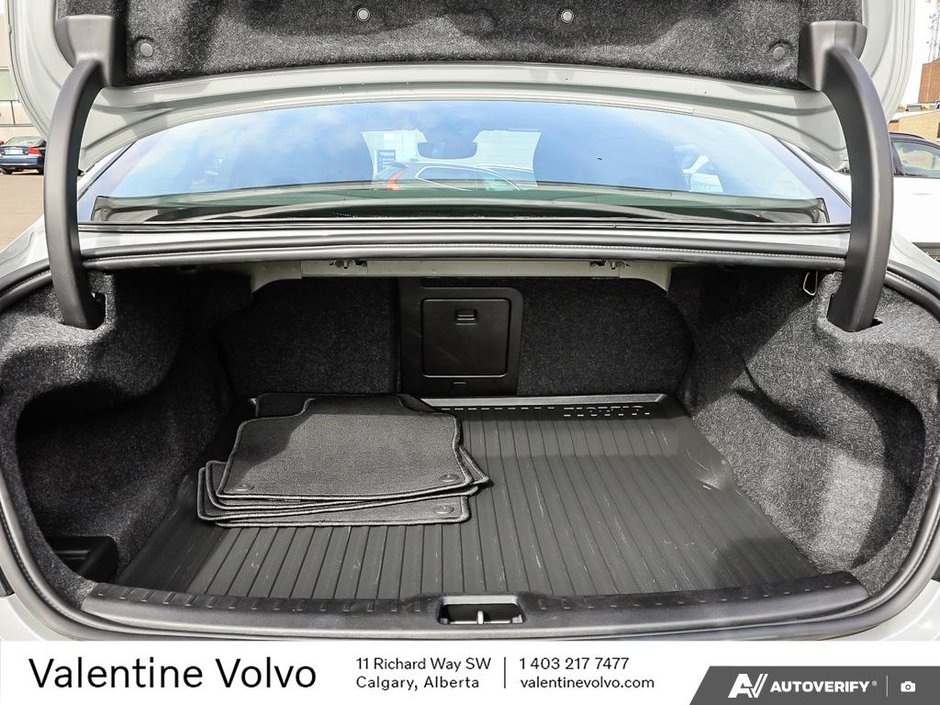 2024 Volvo S60 Plus Dark Theme-10