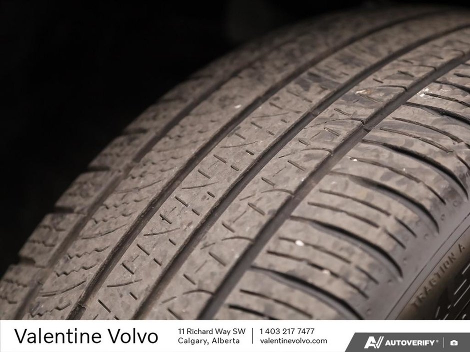 2024 Volvo XC40 Plus Dark Theme-6