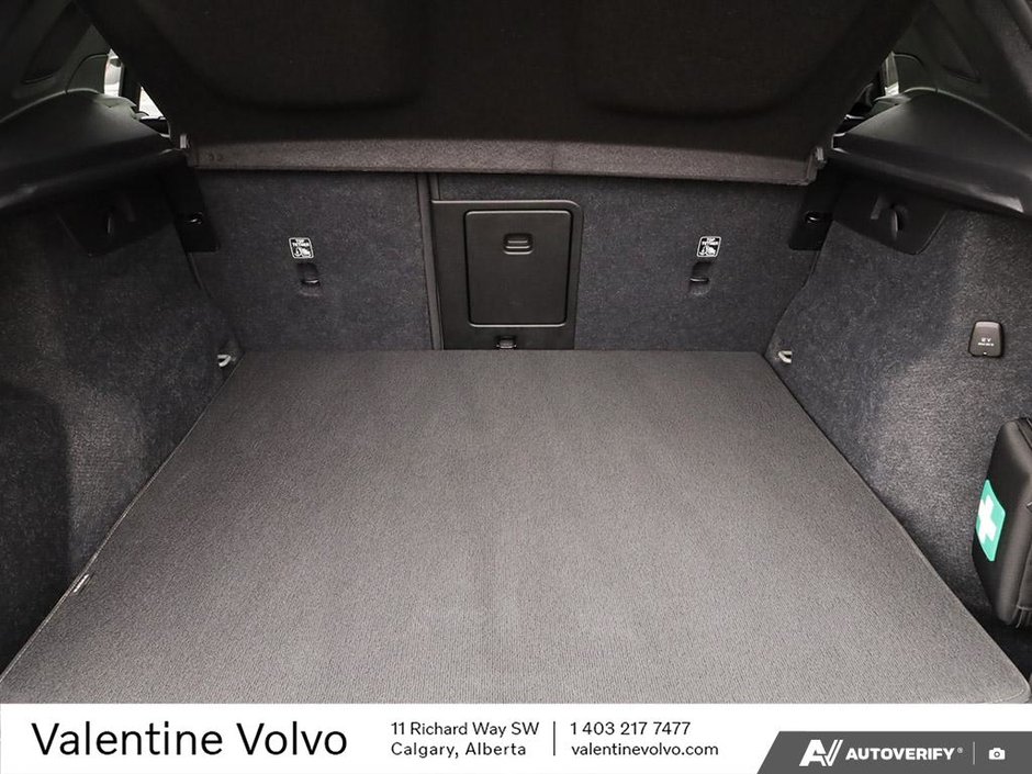 2024 Volvo XC40 Plus Dark Theme-10