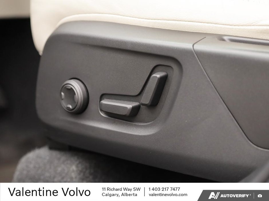 2024 Volvo XC40 Plus Dark Theme-28