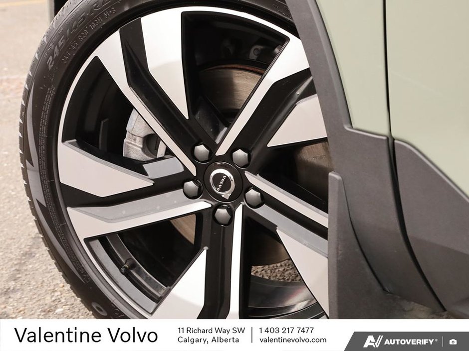 2024 Volvo XC40 Plus Dark Theme-5