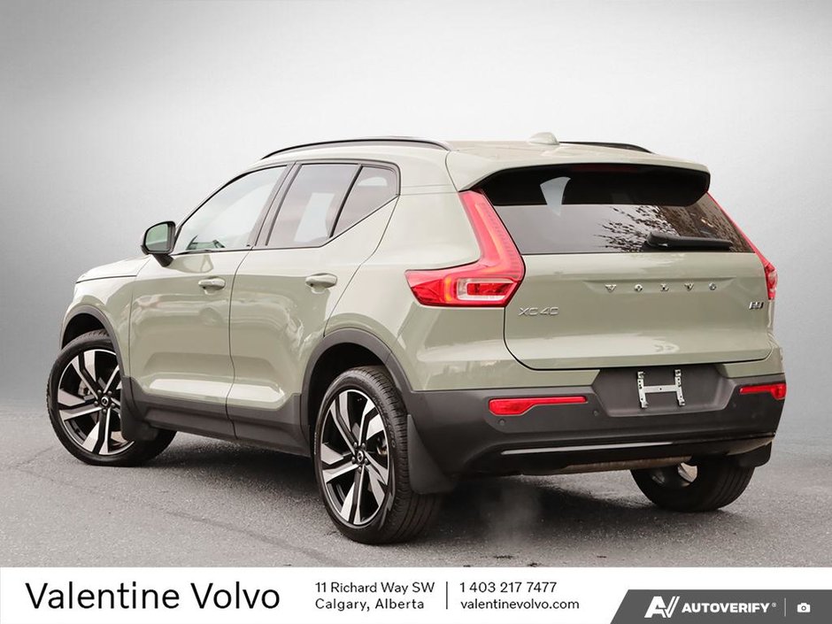 2024 Volvo XC40 Plus Dark Theme-3