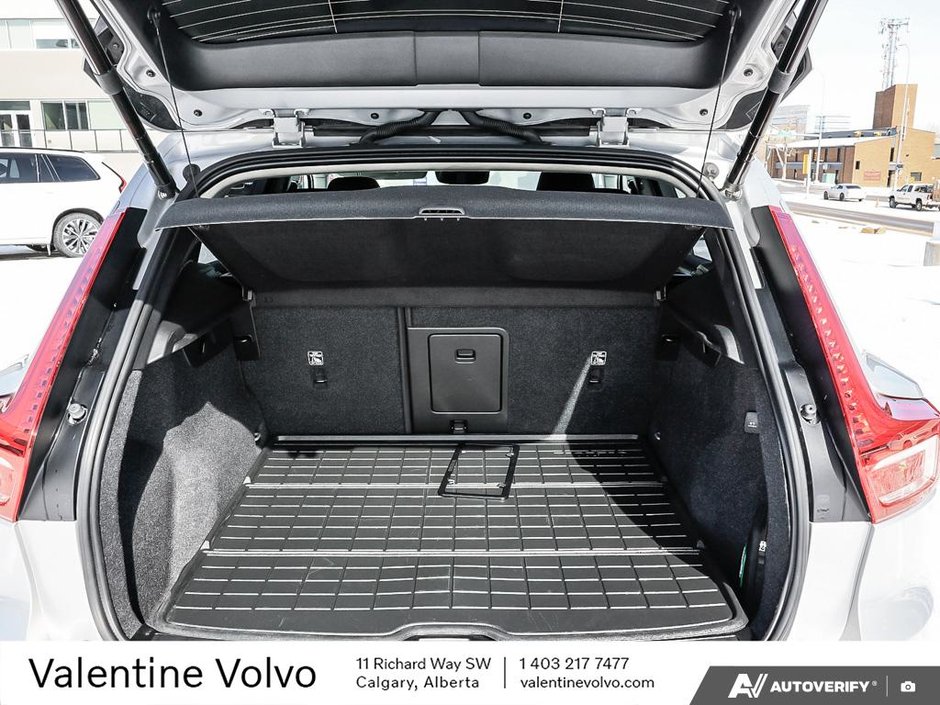 2024 Volvo XC40 Plus Dark Theme-10