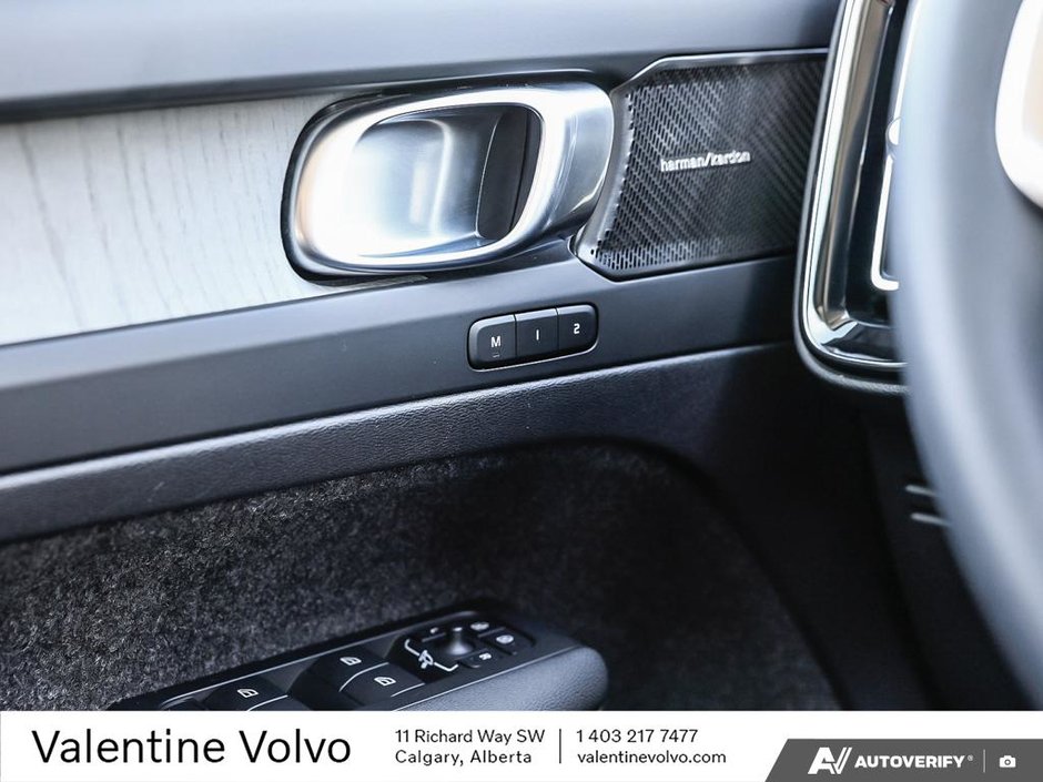 2024 Volvo XC40 Plus Dark Theme-17